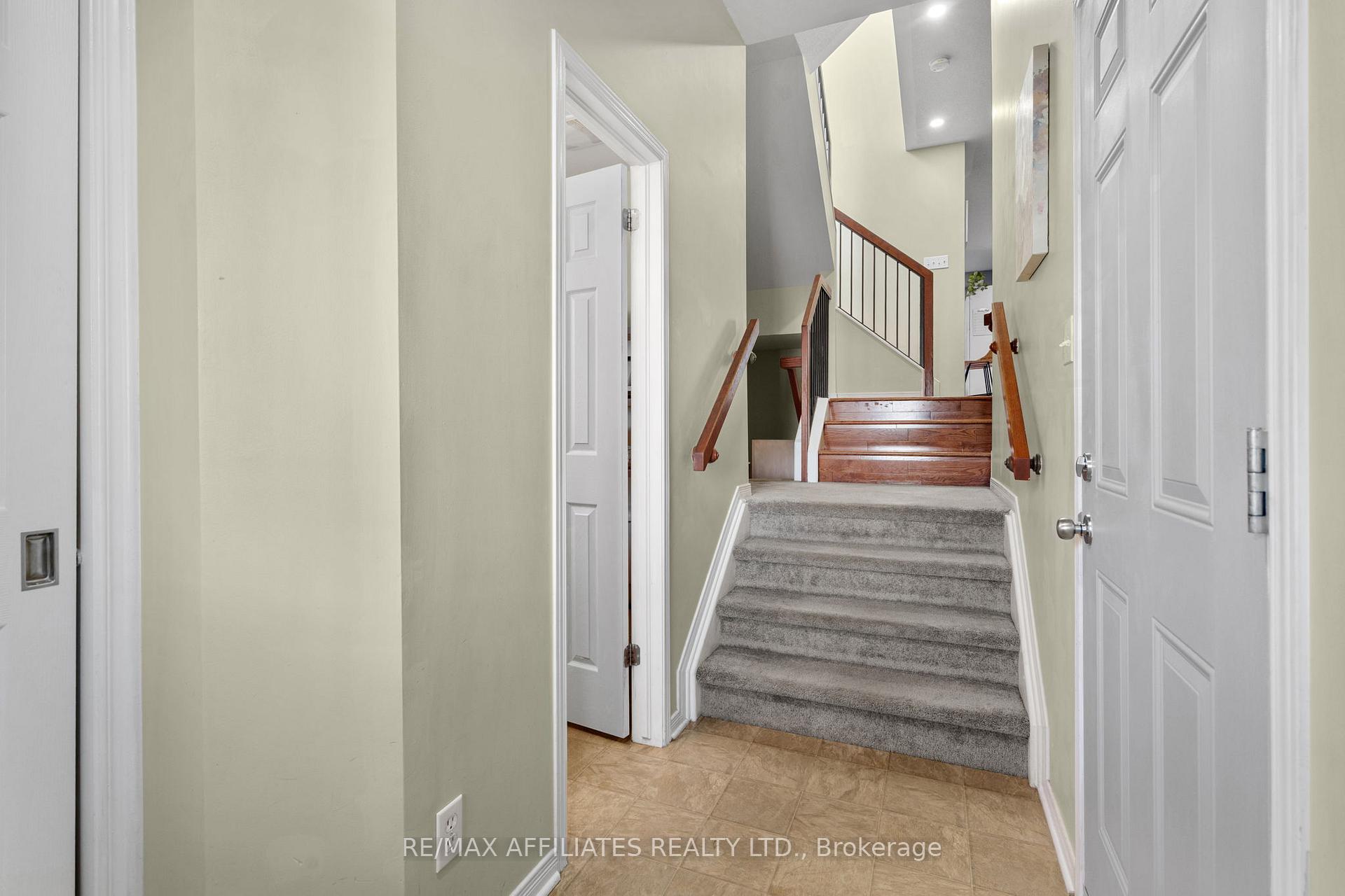 Photo 4 of 215 Catamount Court, Ottawa, Kanata - Emerald Meadows/Trailwest — HOMEH