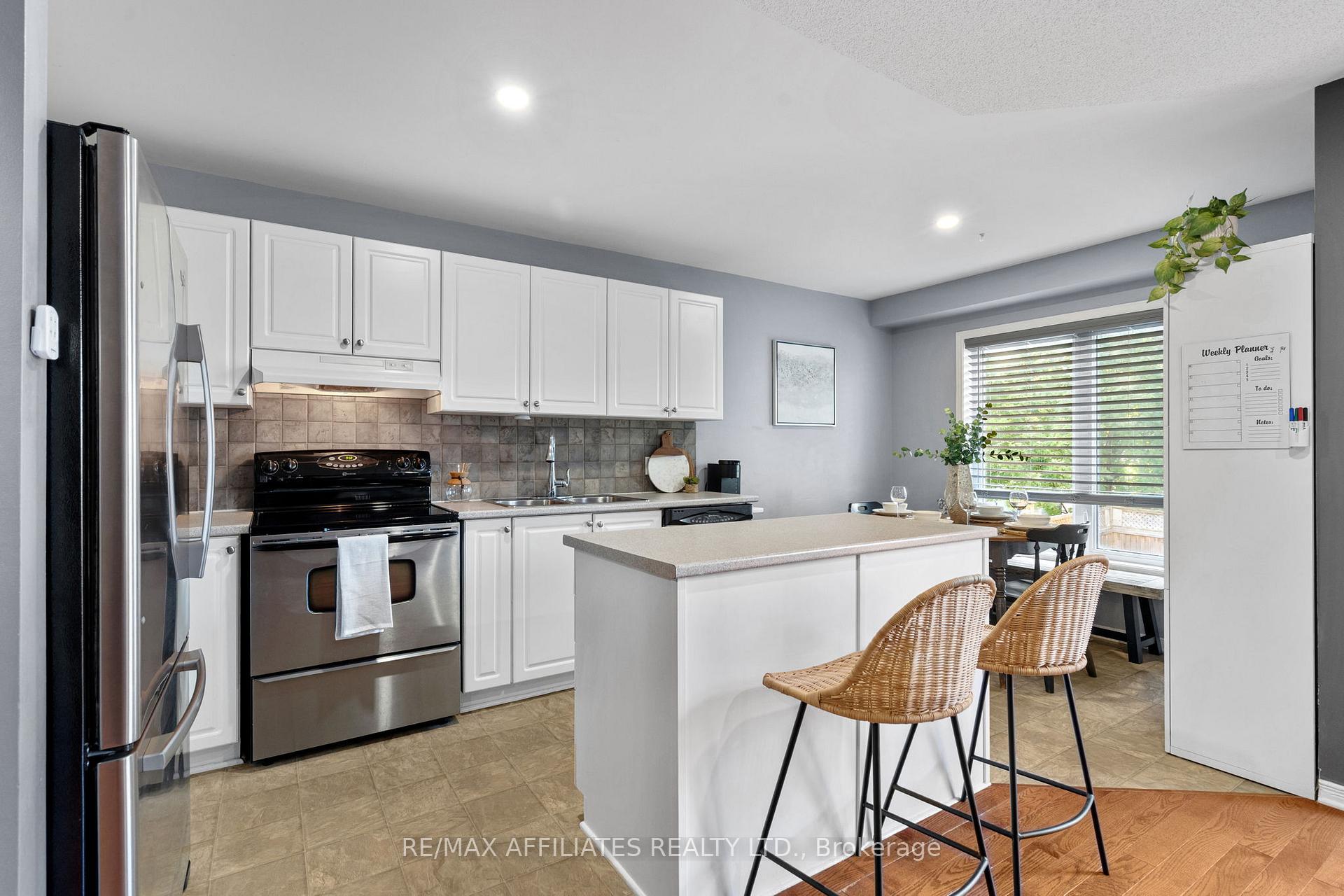 Photo 8 of 215 Catamount Court, Ottawa, Kanata - Emerald Meadows/Trailwest — HOMEH