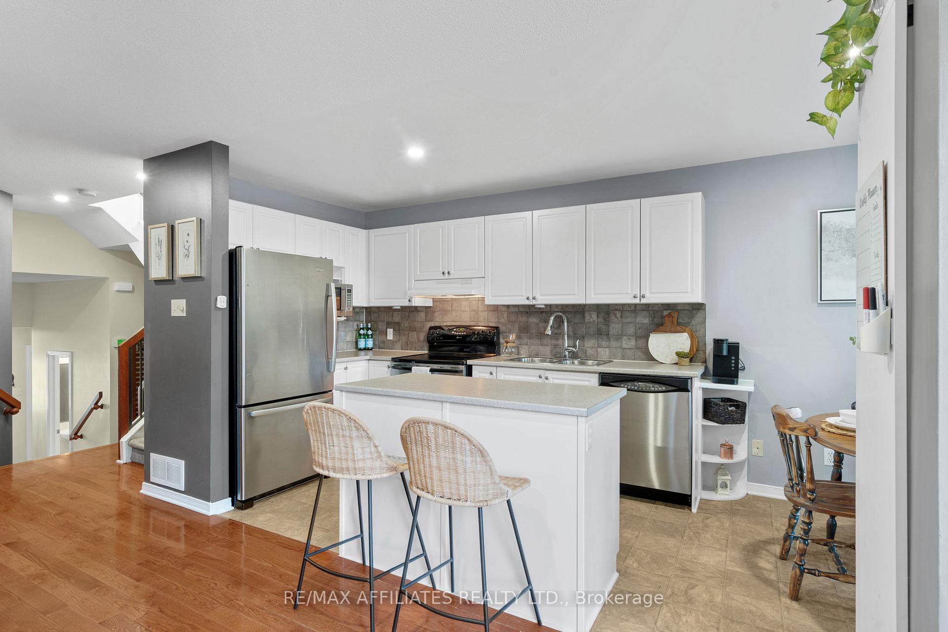 Photo 9 of 215 Catamount Court, Ottawa, Kanata - Emerald Meadows/Trailwest — HOMEH
