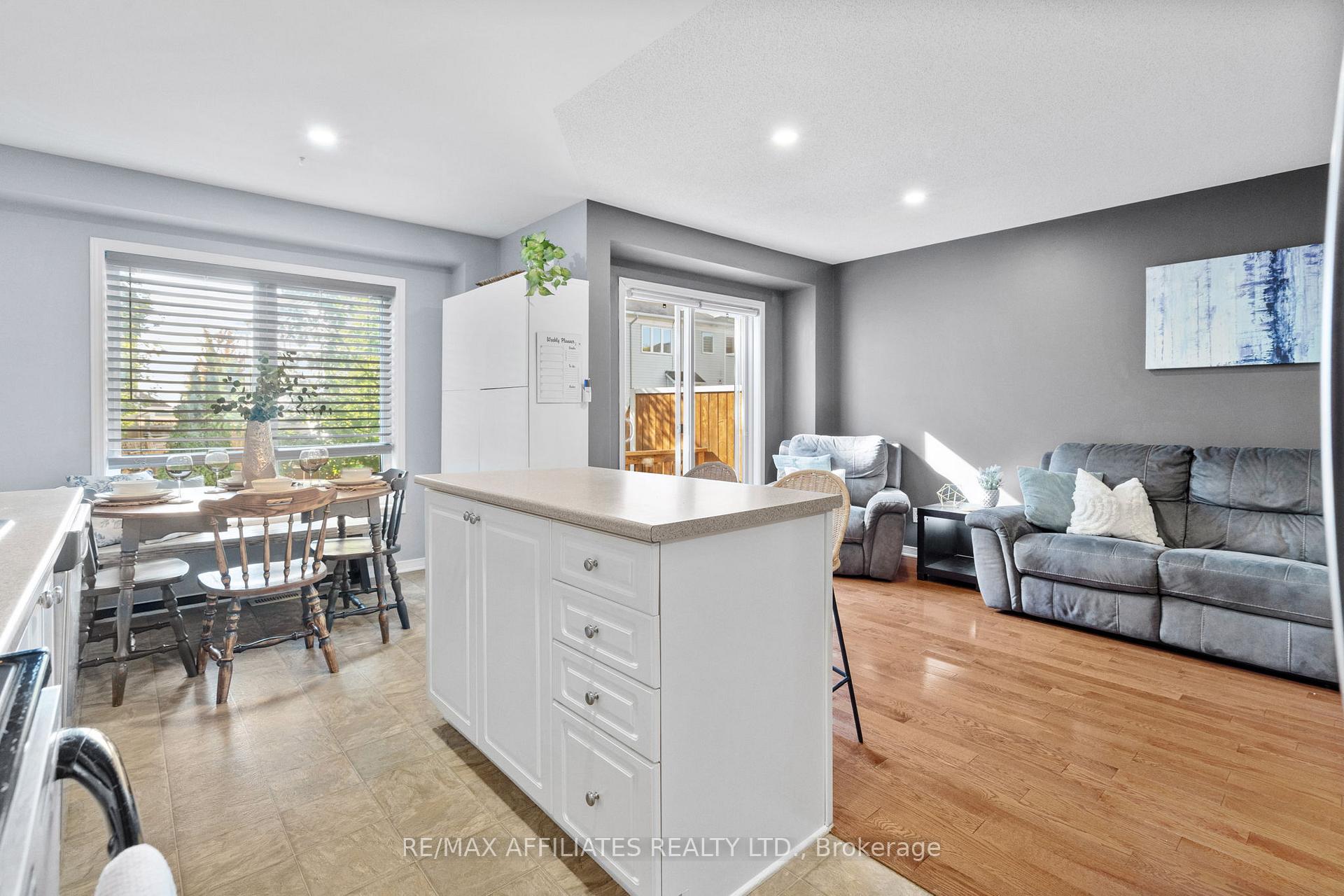 Photo 12 of 215 Catamount Court, Ottawa, Kanata - Emerald Meadows/Trailwest — HOMEH