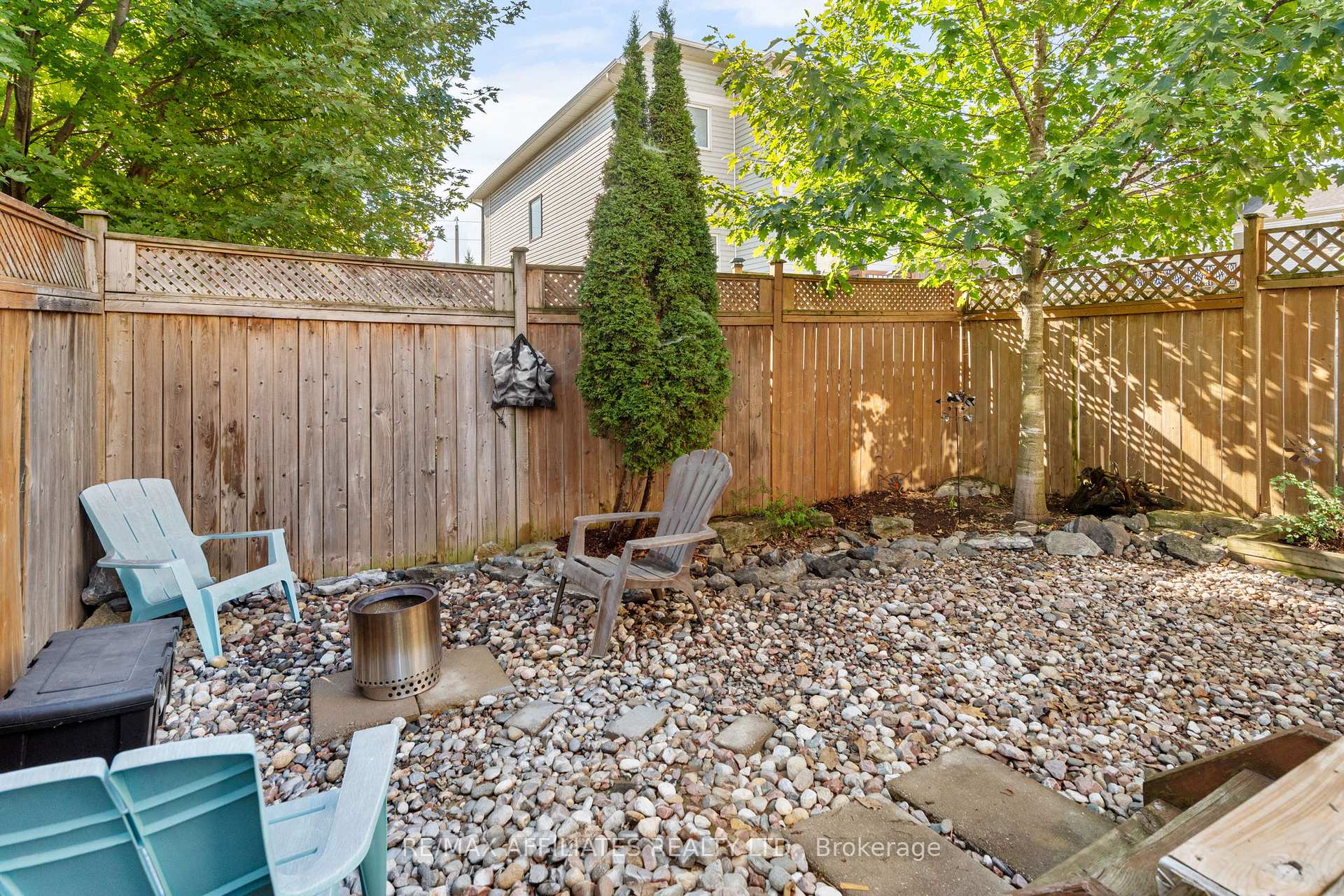 Photo 32 of 215 Catamount Court, Ottawa, Kanata - Emerald Meadows/Trailwest — HOMEH