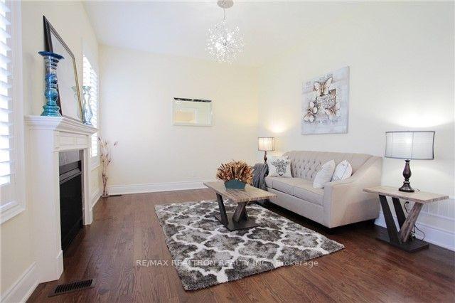 Photo 4 of 15 Mario Avenue, Markham, Cachet — HOMEH