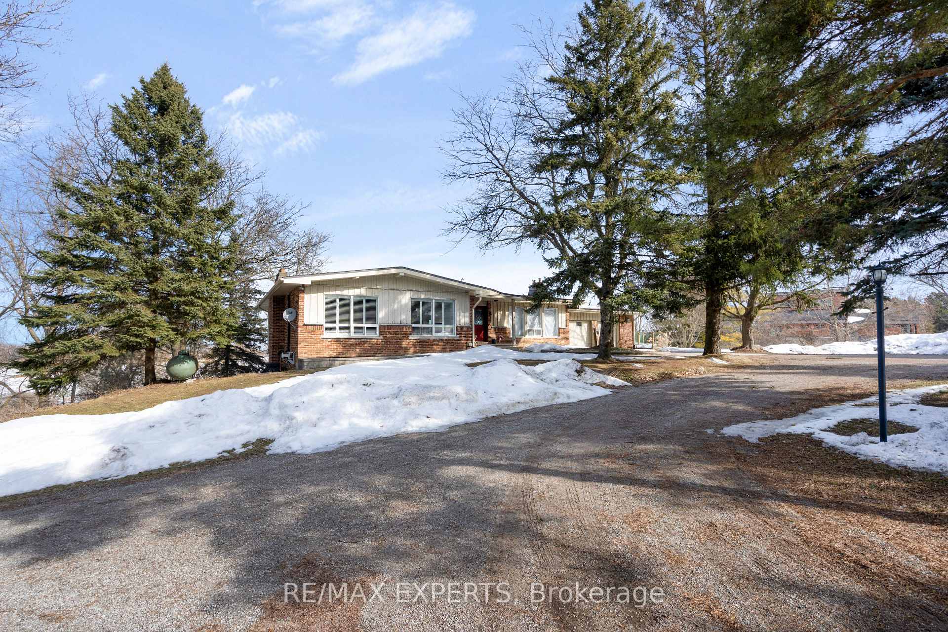 Front of 5780 17th Side Road