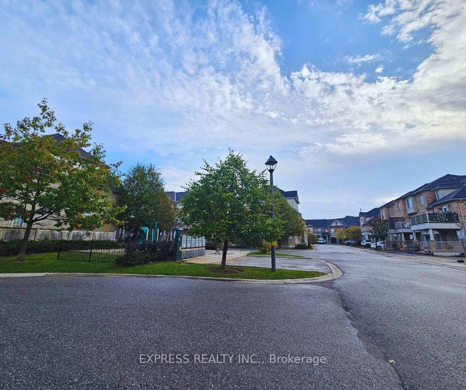 Photo 2 of 104 Prince Charles Way, Markham, Berczy — HOMEH