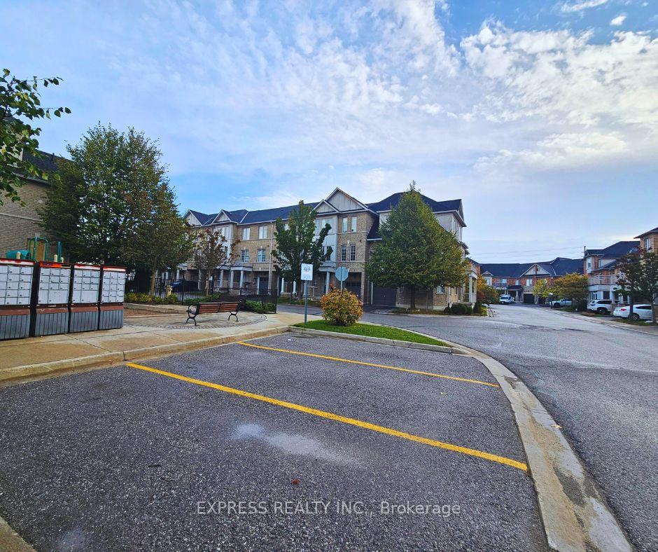 Photo 3 of 104 Prince Charles Way, Markham, Berczy — HOMEH