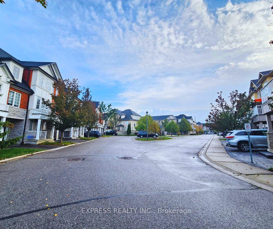 Photo 4 of 104 Prince Charles Way, Markham, Berczy — HOMEH