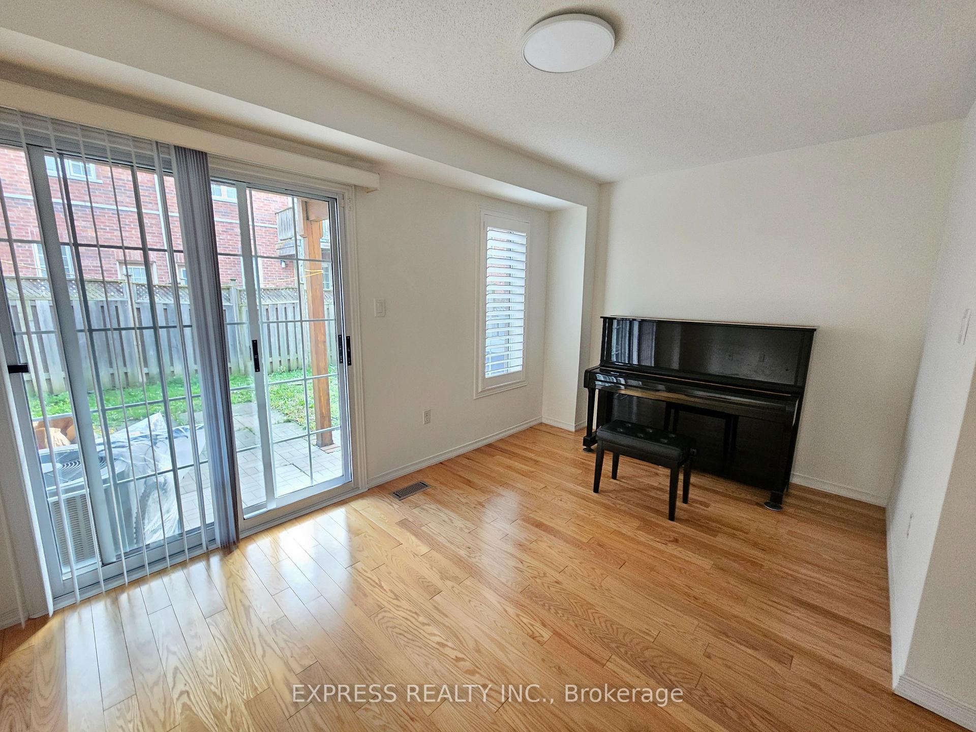 Photo 13 of 104 Prince Charles Way, Markham, Berczy — HOMEH