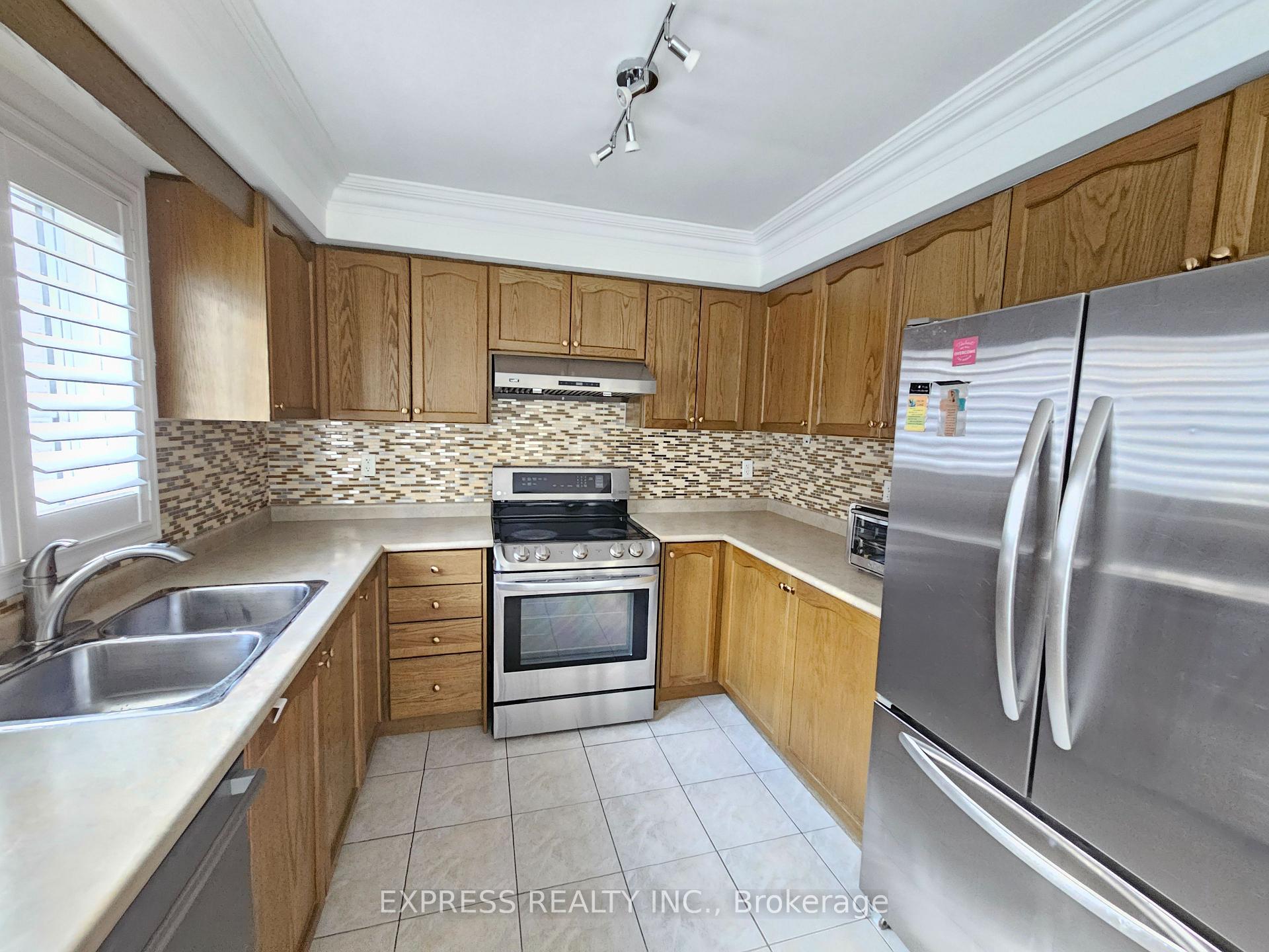 Photo 15 of 104 Prince Charles Way, Markham, Berczy — HOMEH