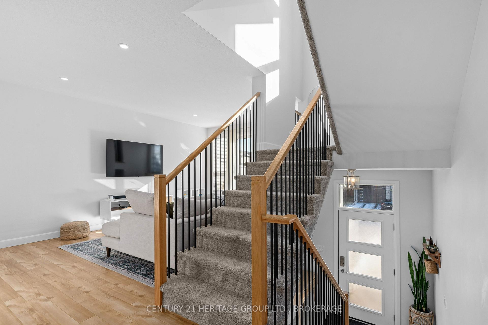 Photo 5 of 127 Superior Drive, Loyalist, Amherstview — HOMEH