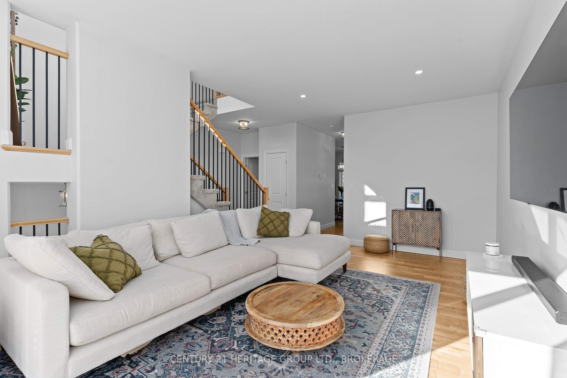 Photo 9 of 127 Superior Drive, Loyalist, Amherstview — HOMEH