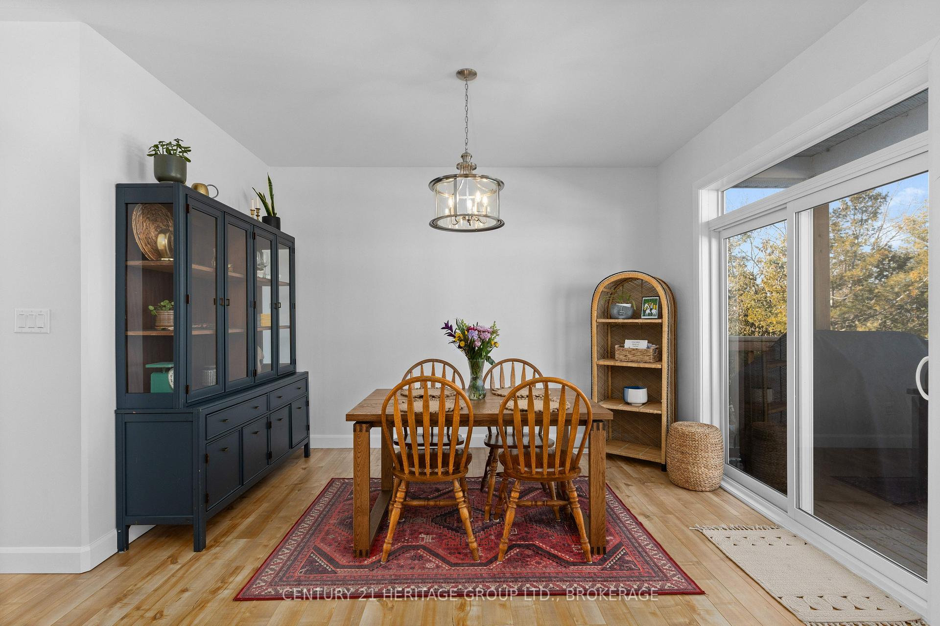 Photo 10 of 127 Superior Drive, Loyalist, Amherstview — HOMEH