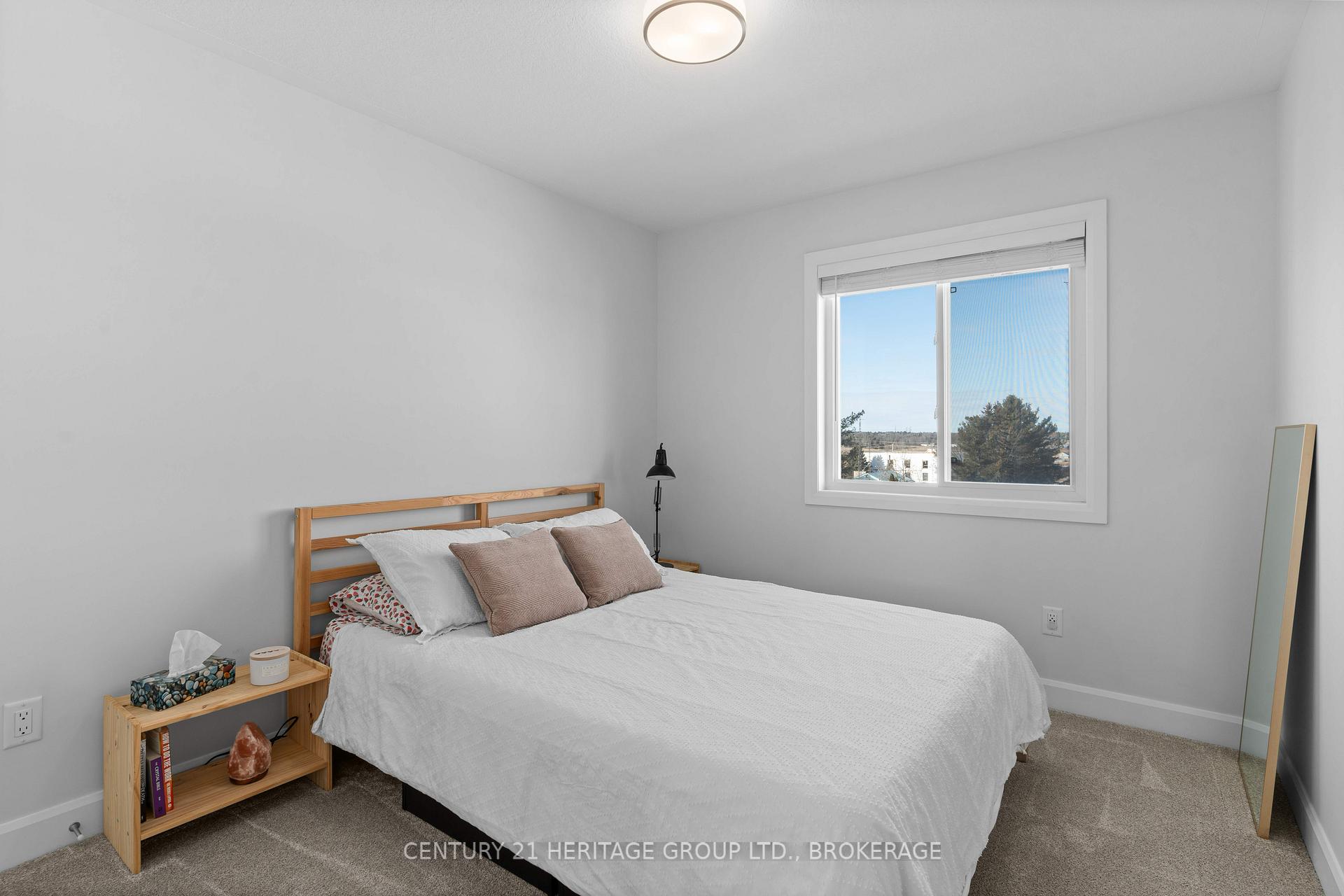 Photo 25 of 127 Superior Drive, Loyalist, Amherstview — HOMEH