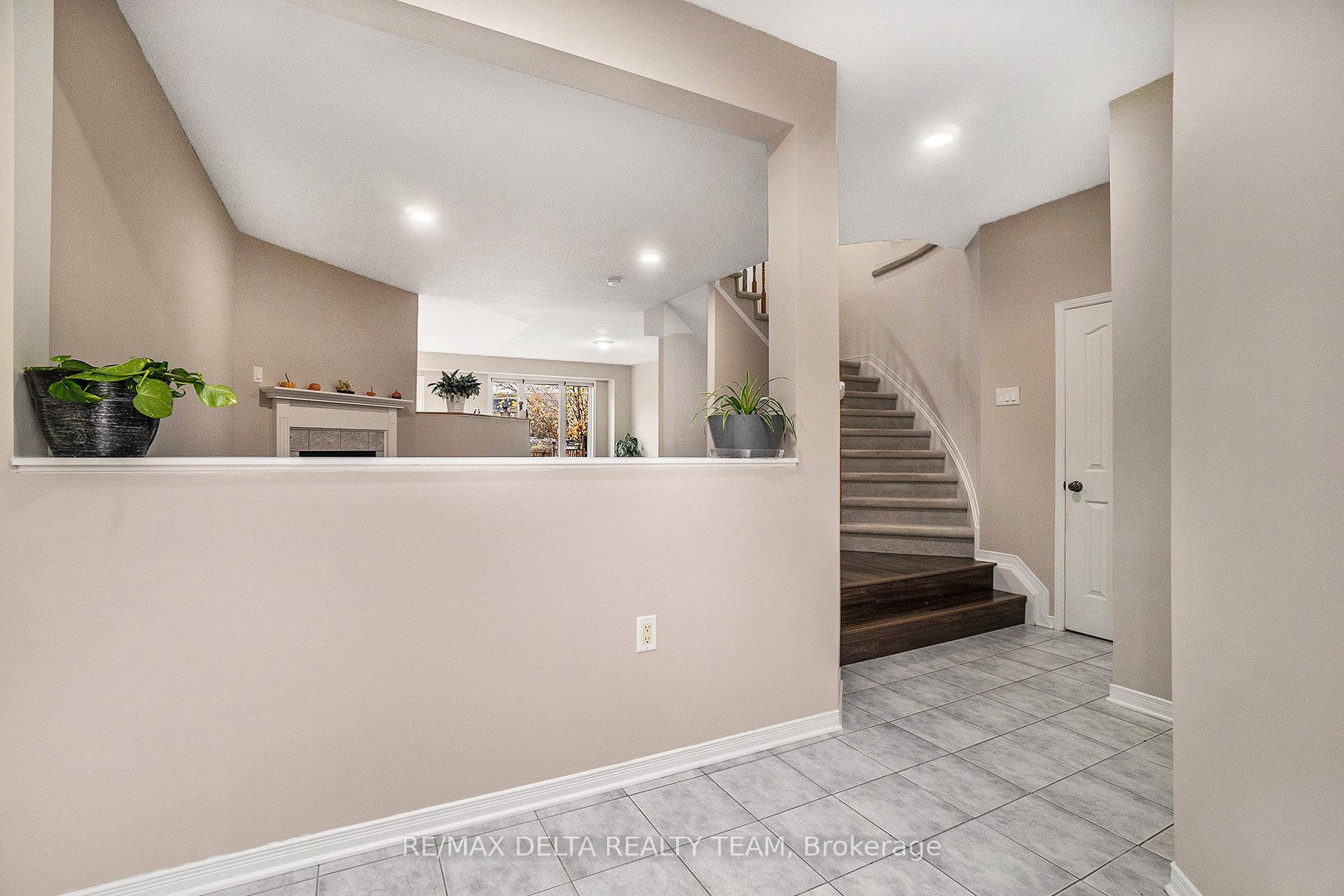 Photo 2 of 576 Aberfoyle Circle, Ottawa, Kanata - Morgan's Grant/South March — HOMEH