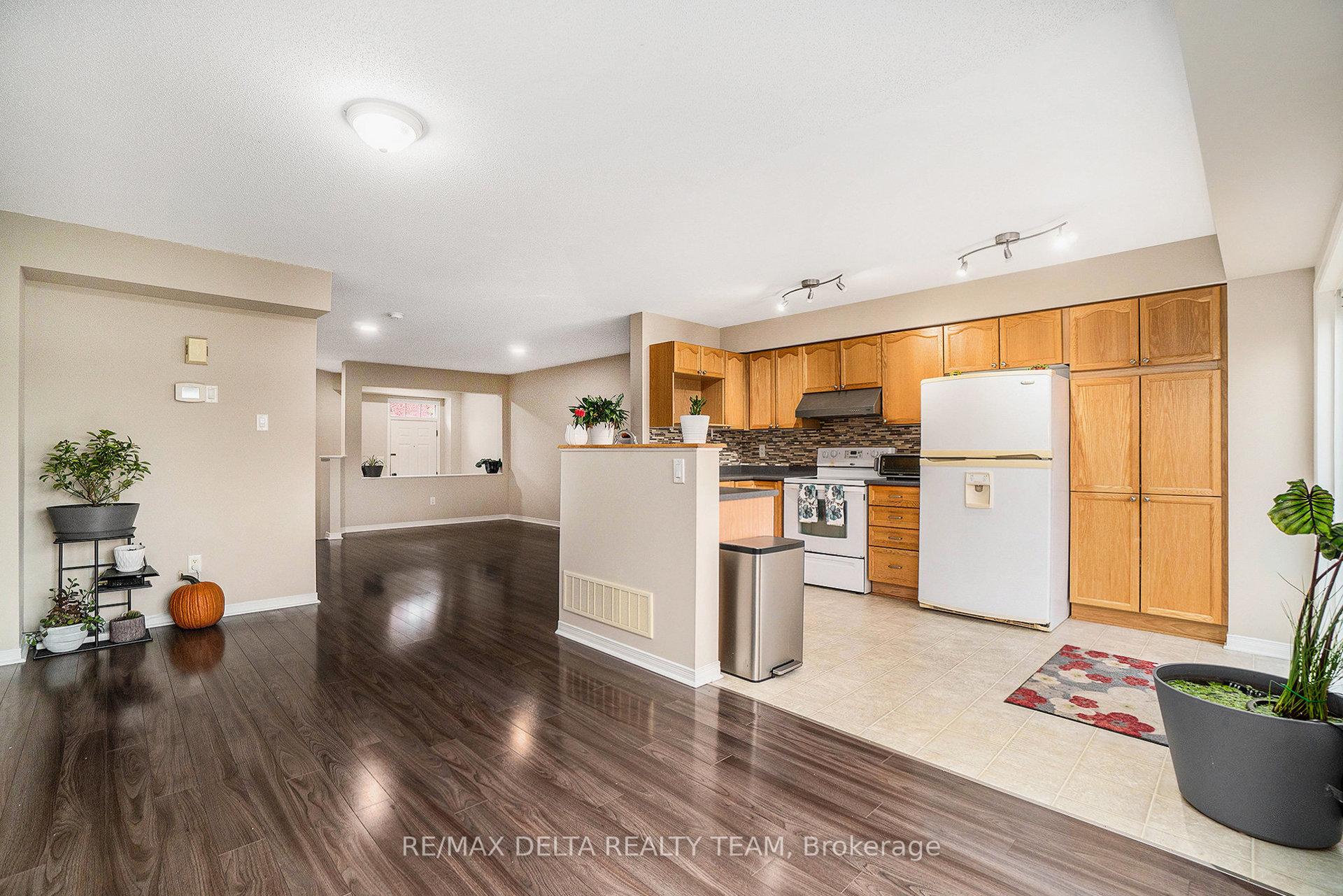 Photo 7 of 576 Aberfoyle Circle, Ottawa, Kanata - Morgan's Grant/South March — HOMEH