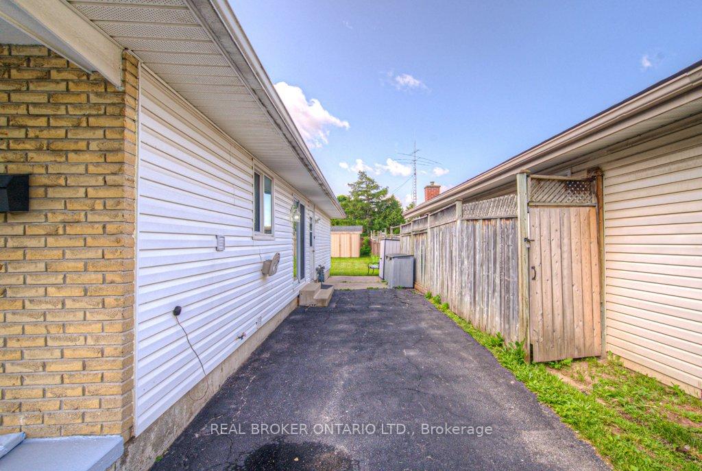 Photo 3 of 119 Kingswood Drive, Kitchener — HOMEH