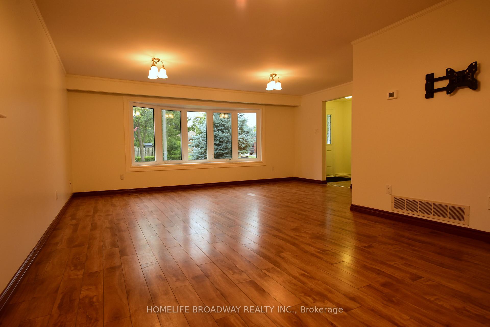 Photo 4 of 126 Hazelglen Drive, Kitchener — HOMEH
