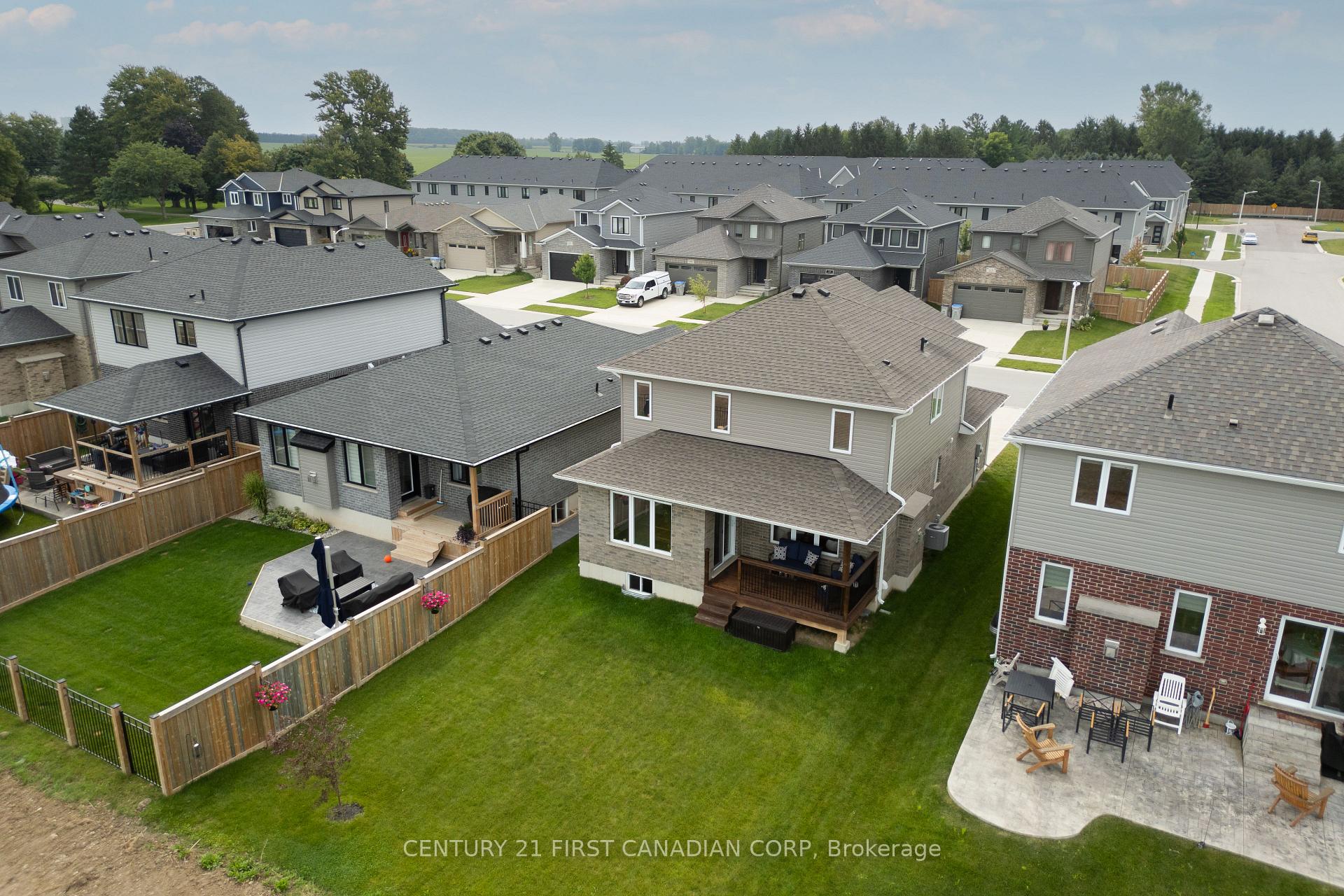Photo 12 of 114 Gilmour Drive, Lucan Biddulph, Lucan — HOMEH