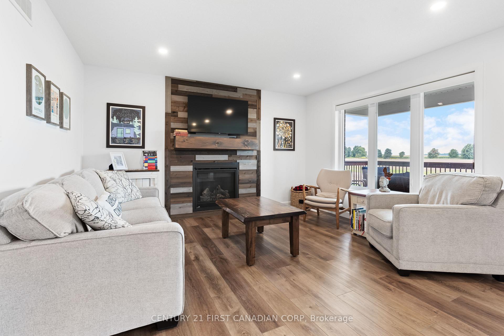 Photo 14 of 114 Gilmour Drive, Lucan Biddulph, Lucan — HOMEH