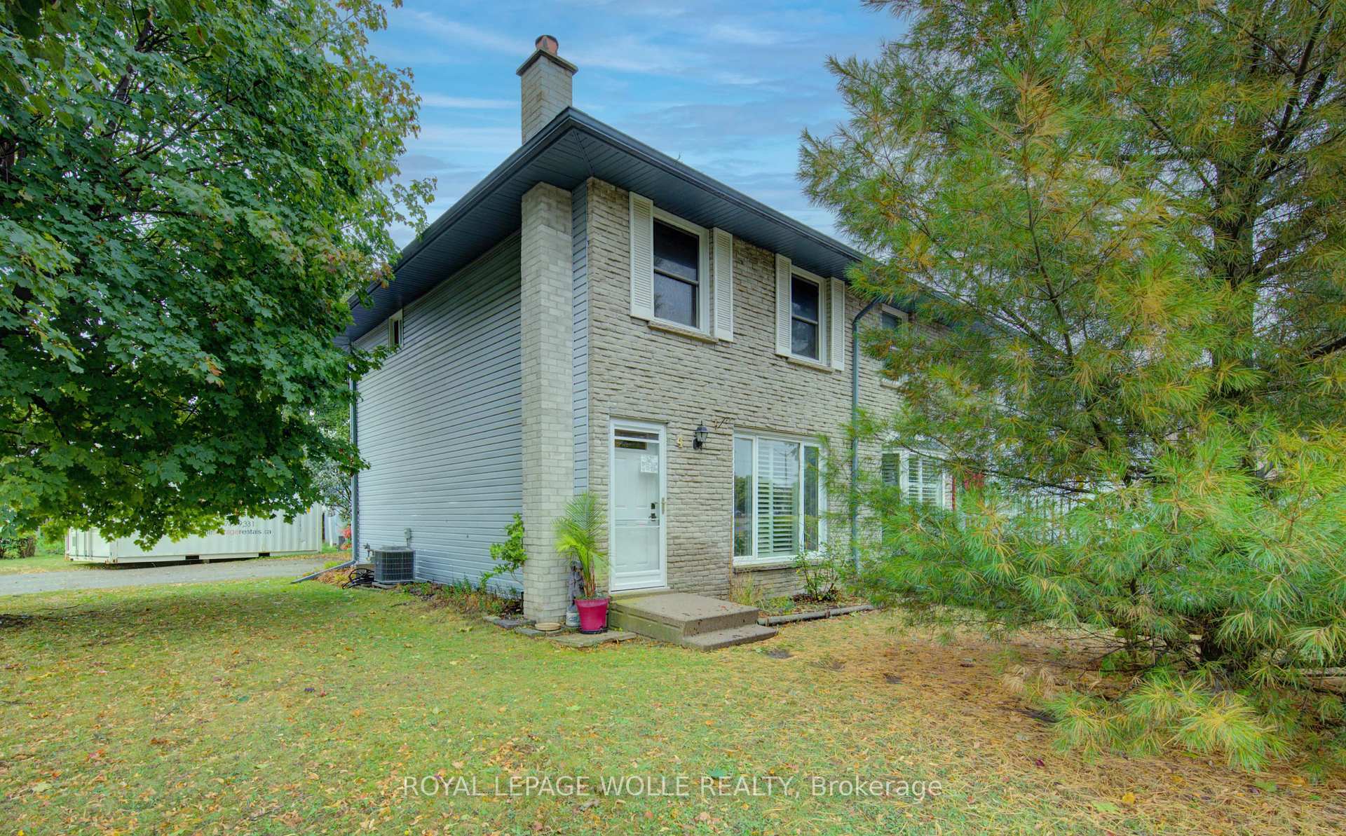 Photo 2 of 4 Flint Drive, Kitchener — HOMEH