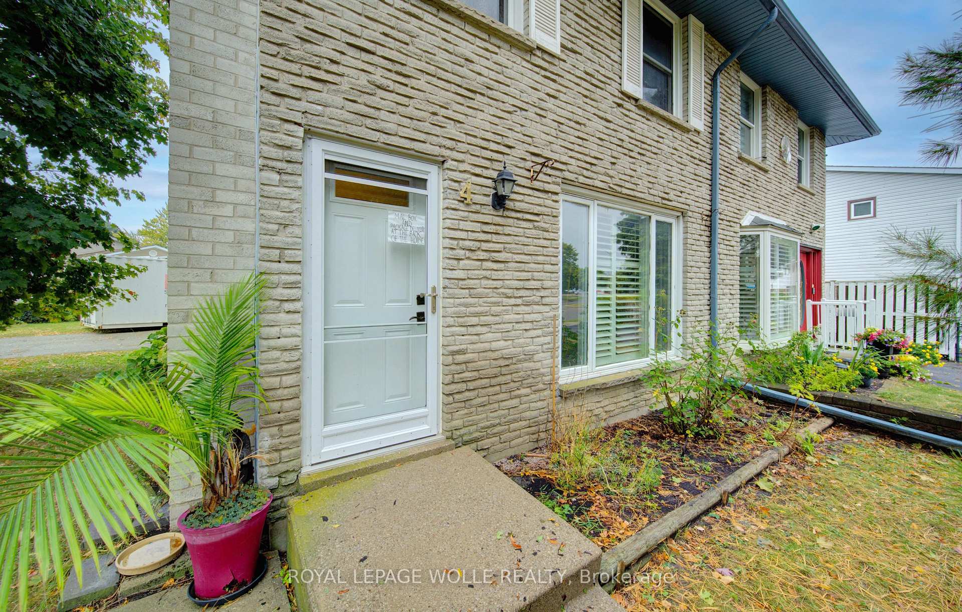 Photo 3 of 4 Flint Drive, Kitchener — HOMEH