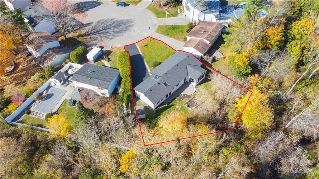 Photo 3 of 12 St Andrews Circle, Ottawa, Kanata - Glencairn/Hazeldean — HOMEH