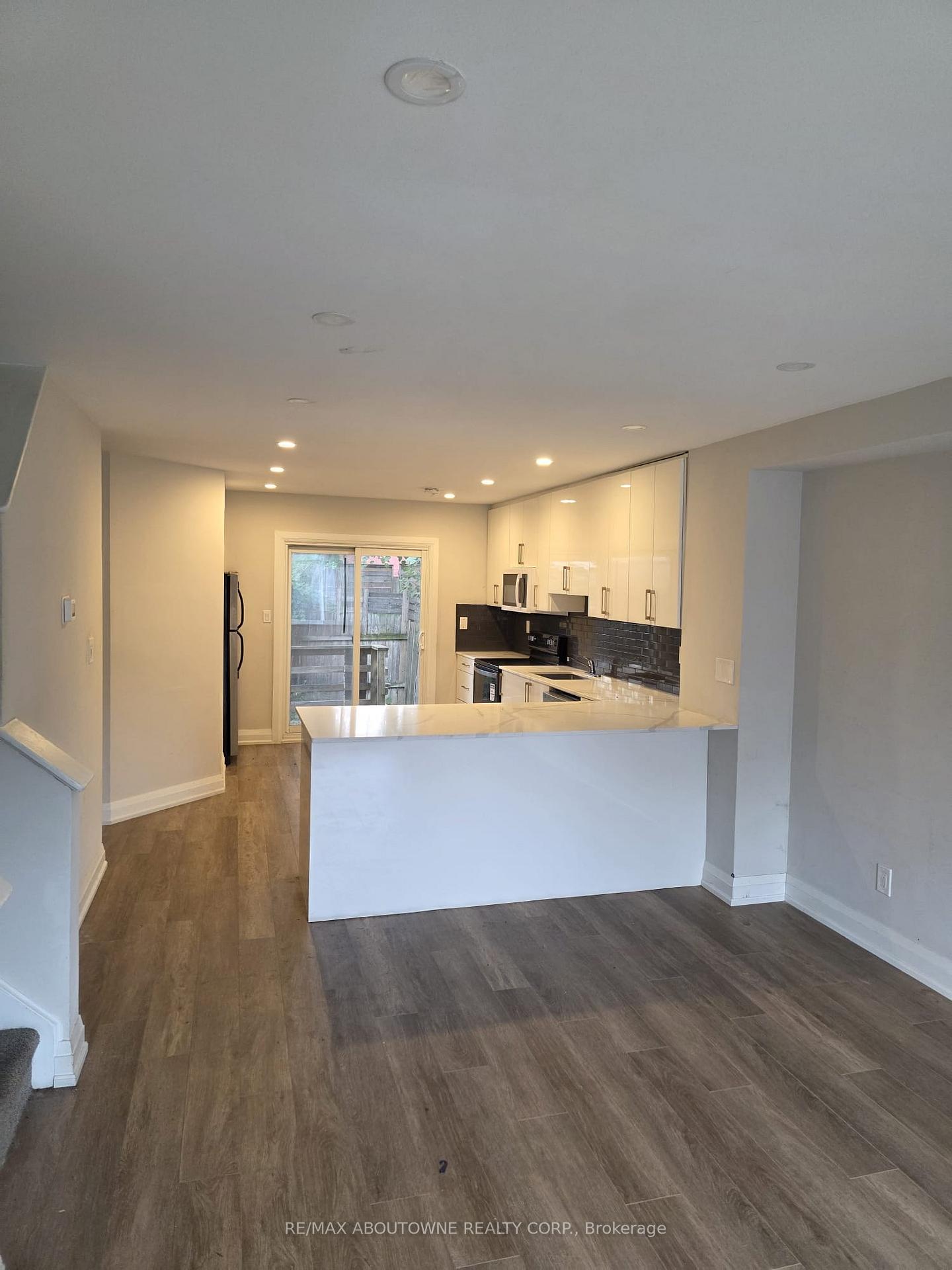 Photo 3 of 110 Beach Road E, Hamilton, Industrial Sector — HOMEH