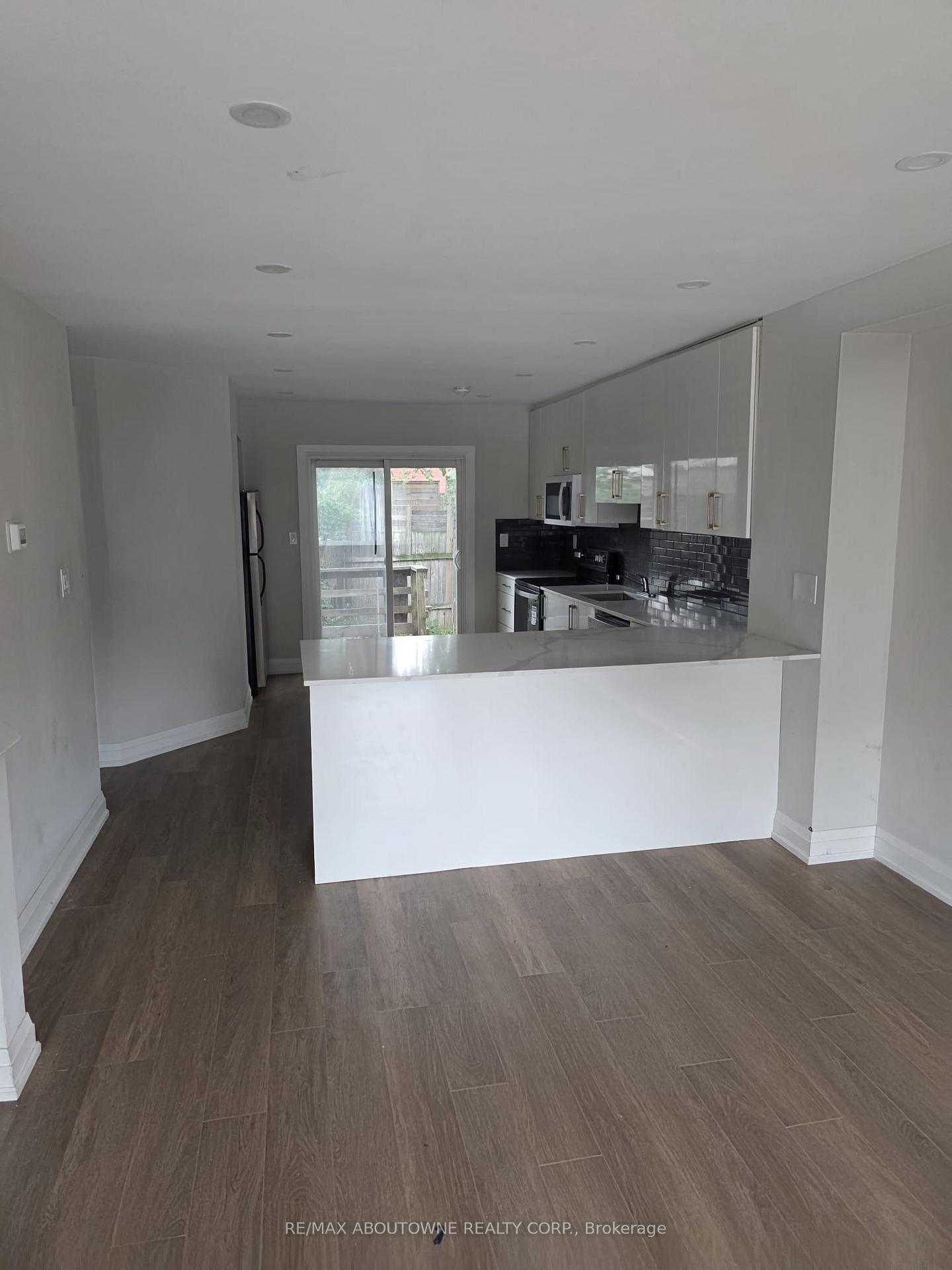 Photo 4 of 110 Beach Road E, Hamilton, Industrial Sector — HOMEH