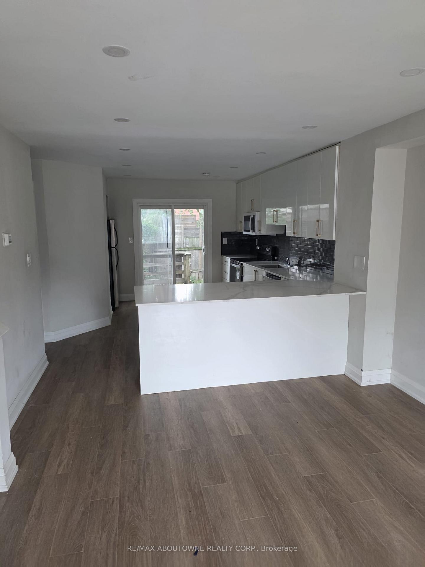 Photo 5 of 110 Beach Road E, Hamilton, Industrial Sector — HOMEH