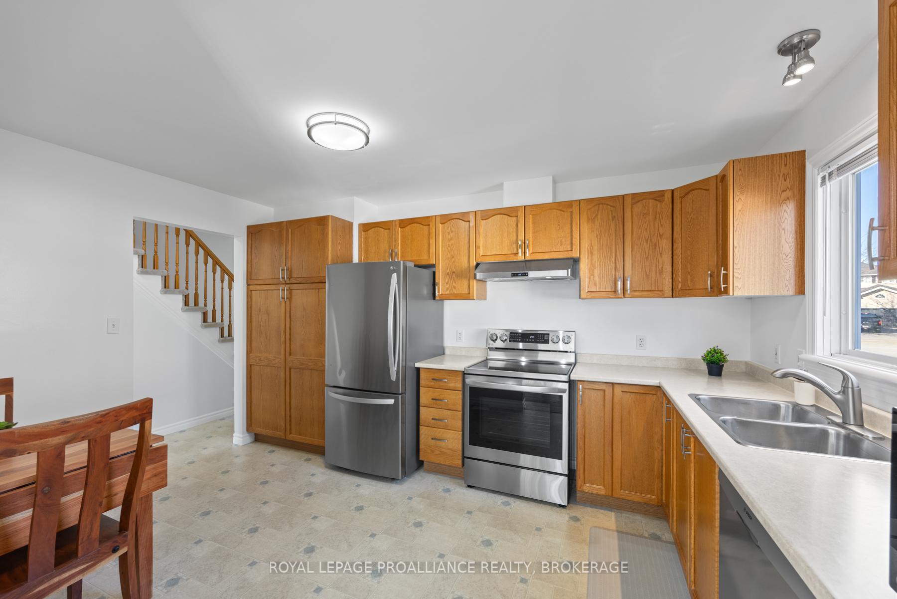 Photo 4 of 582 Heritage Court, Kingston, East Gardiners Rd — HOMEH