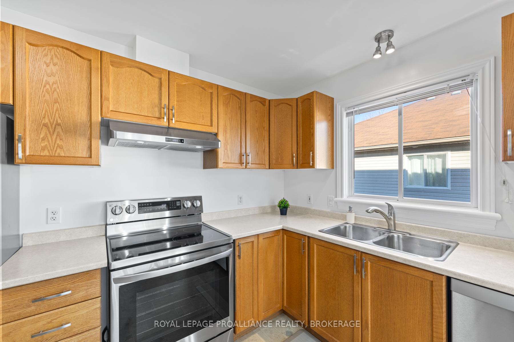 Photo 5 of 582 Heritage Court, Kingston, East Gardiners Rd — HOMEH