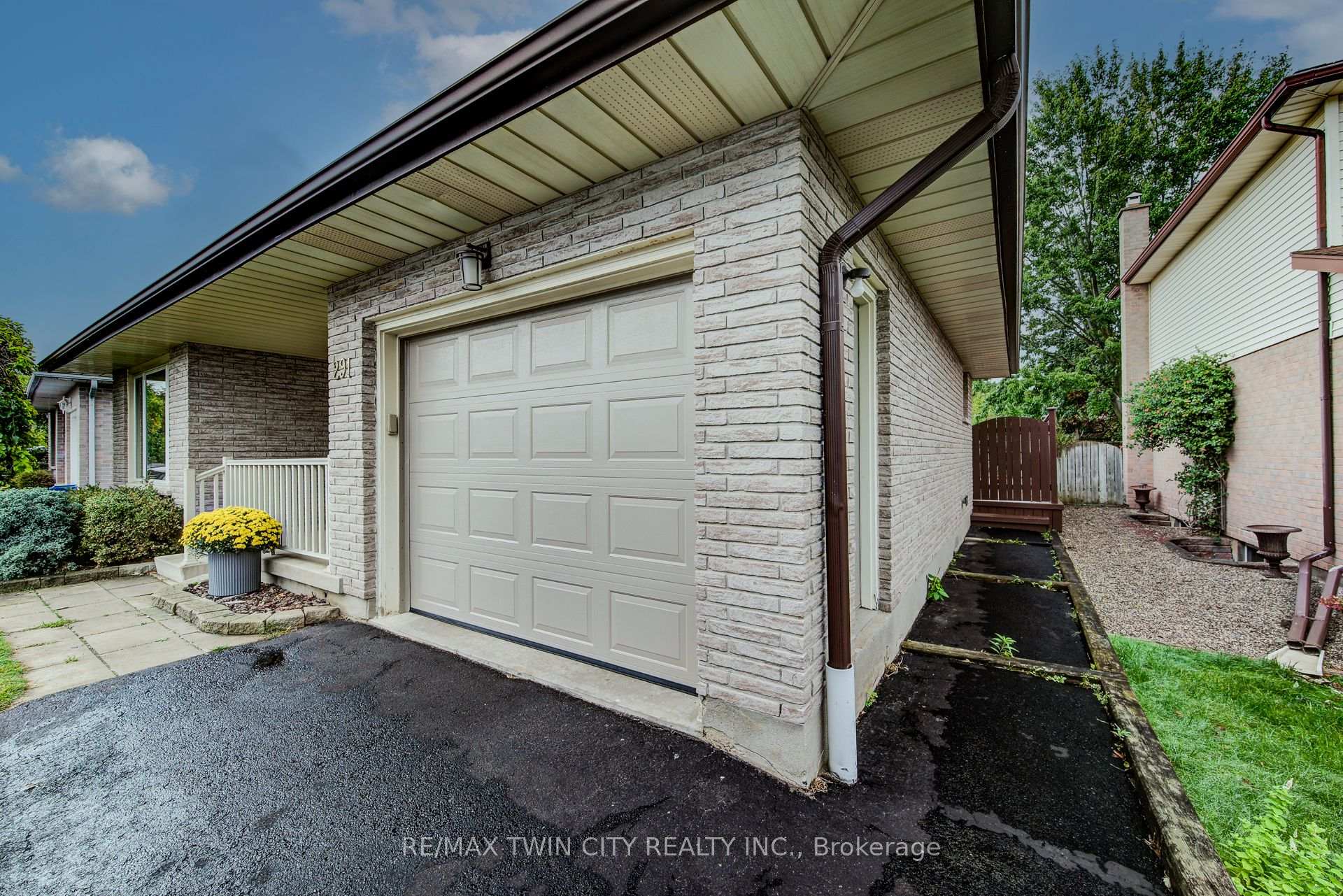 Photo 4 of 291 Biehn Drive, Kitchener — HOMEH