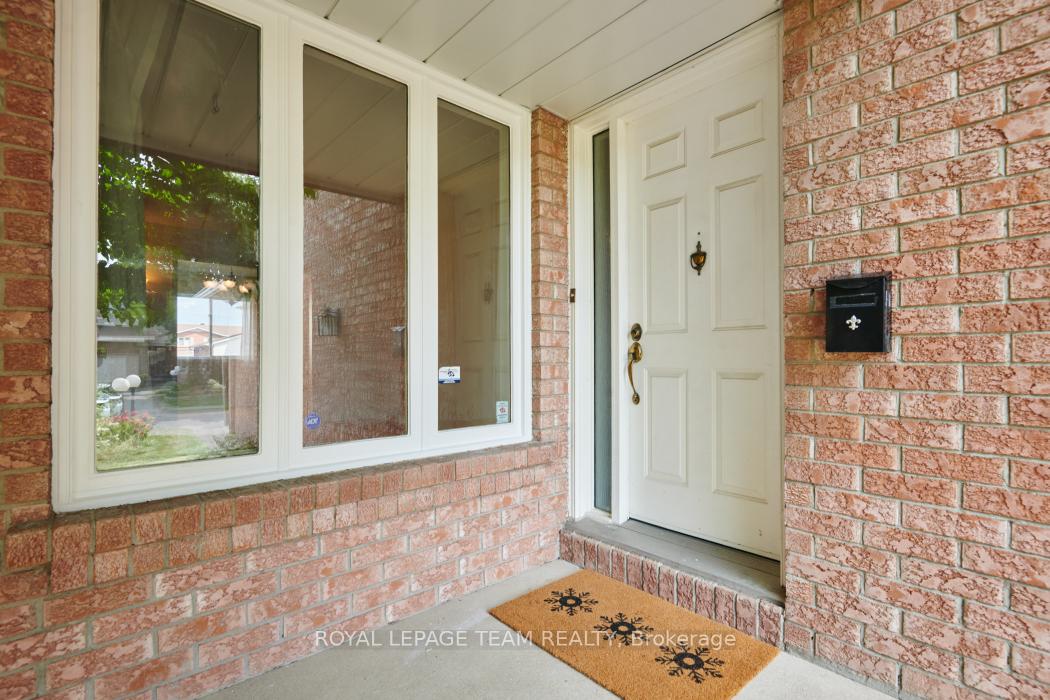 Photo 3 of 16 Chickasaw Crescent, Ottawa, Kanata - Bridlewood — HOMEH