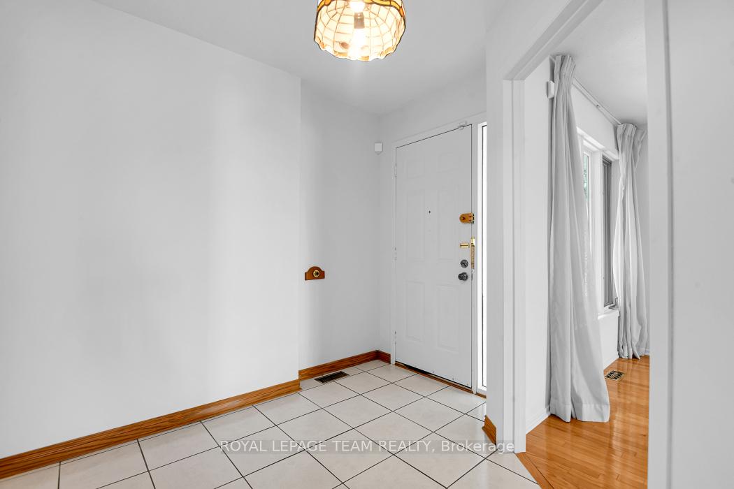 Photo 4 of 16 Chickasaw Crescent, Ottawa, Kanata - Bridlewood — HOMEH