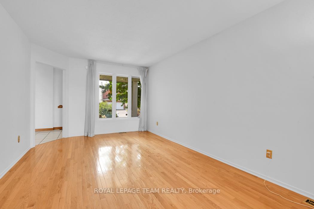 Photo 7 of 16 Chickasaw Crescent, Ottawa, Kanata - Bridlewood — HOMEH