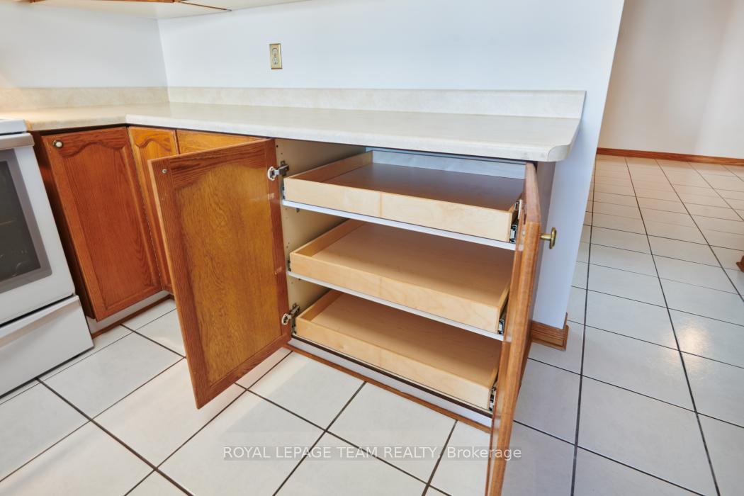 Photo 12 of 16 Chickasaw Crescent, Ottawa, Kanata - Bridlewood — HOMEH