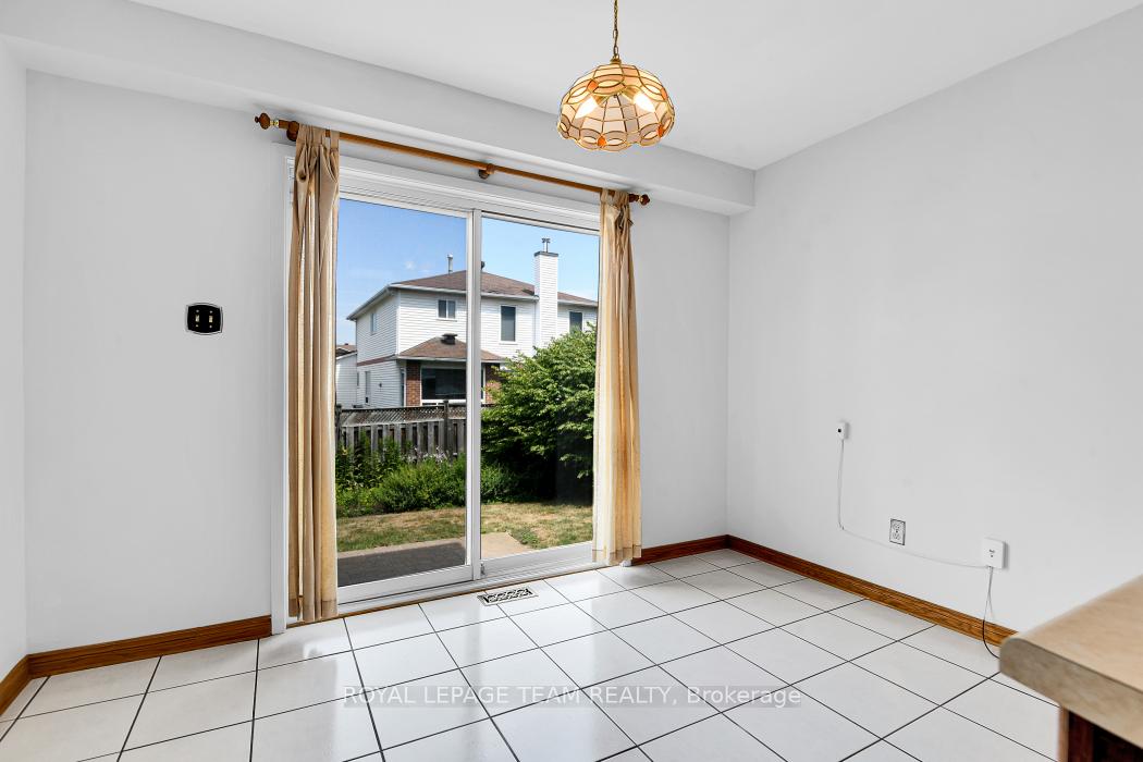 Photo 13 of 16 Chickasaw Crescent, Ottawa, Kanata - Bridlewood — HOMEH