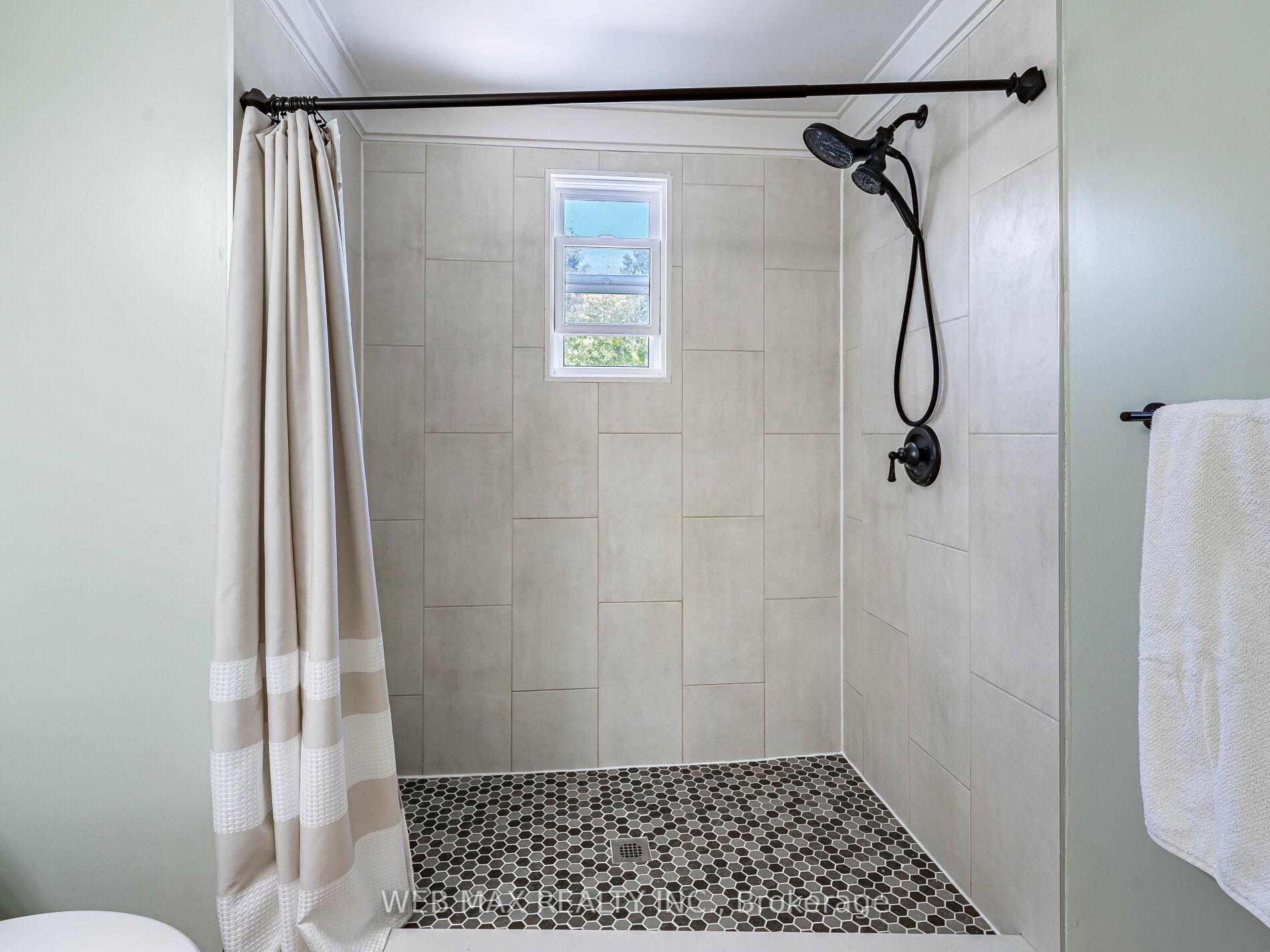 Photo 38 of 206 Parkview Drive, Innisfil, Gilford — HOMEH