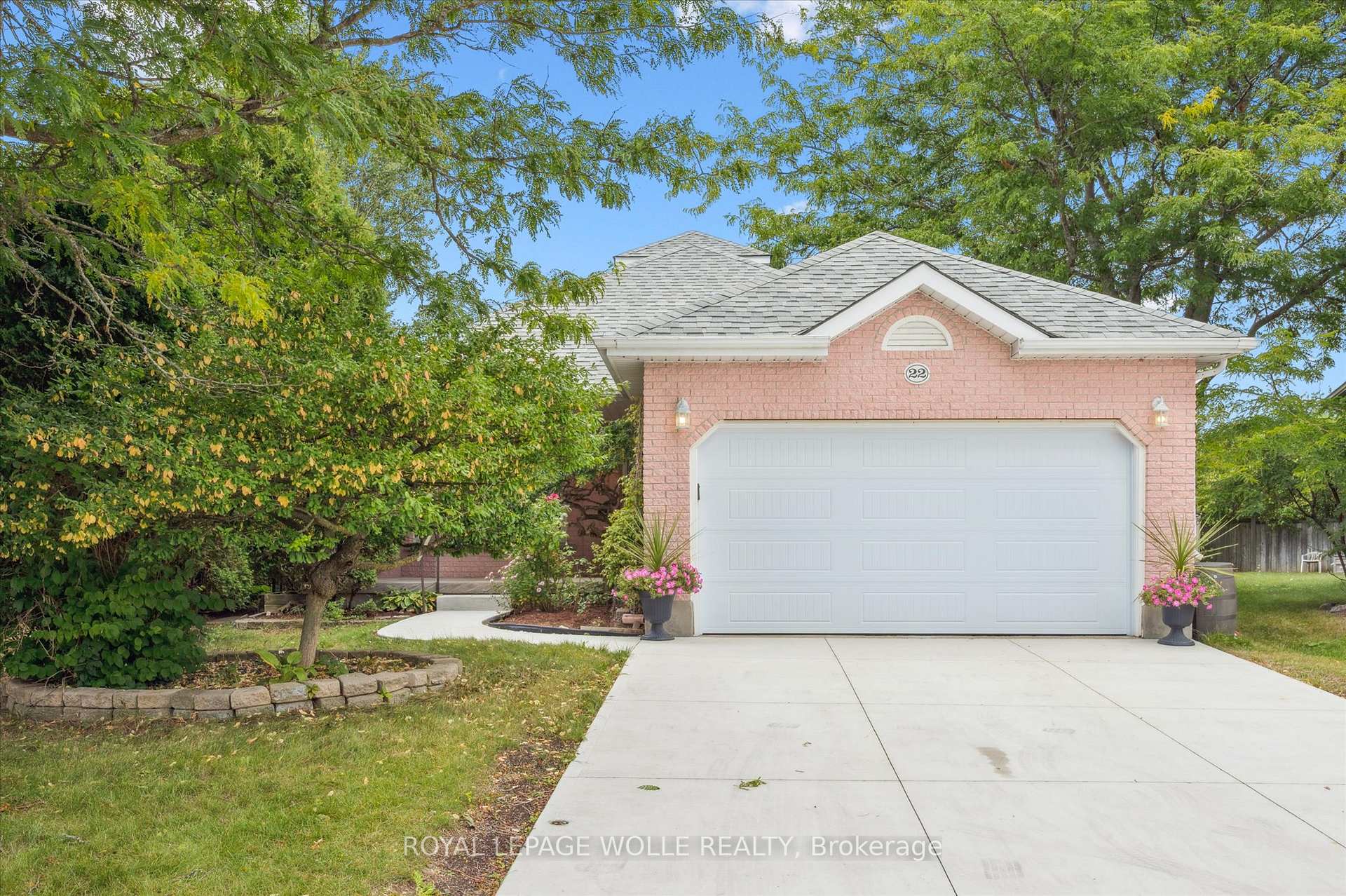 Photo 2 of 22 Windward Place, Kitchener — HOMEH