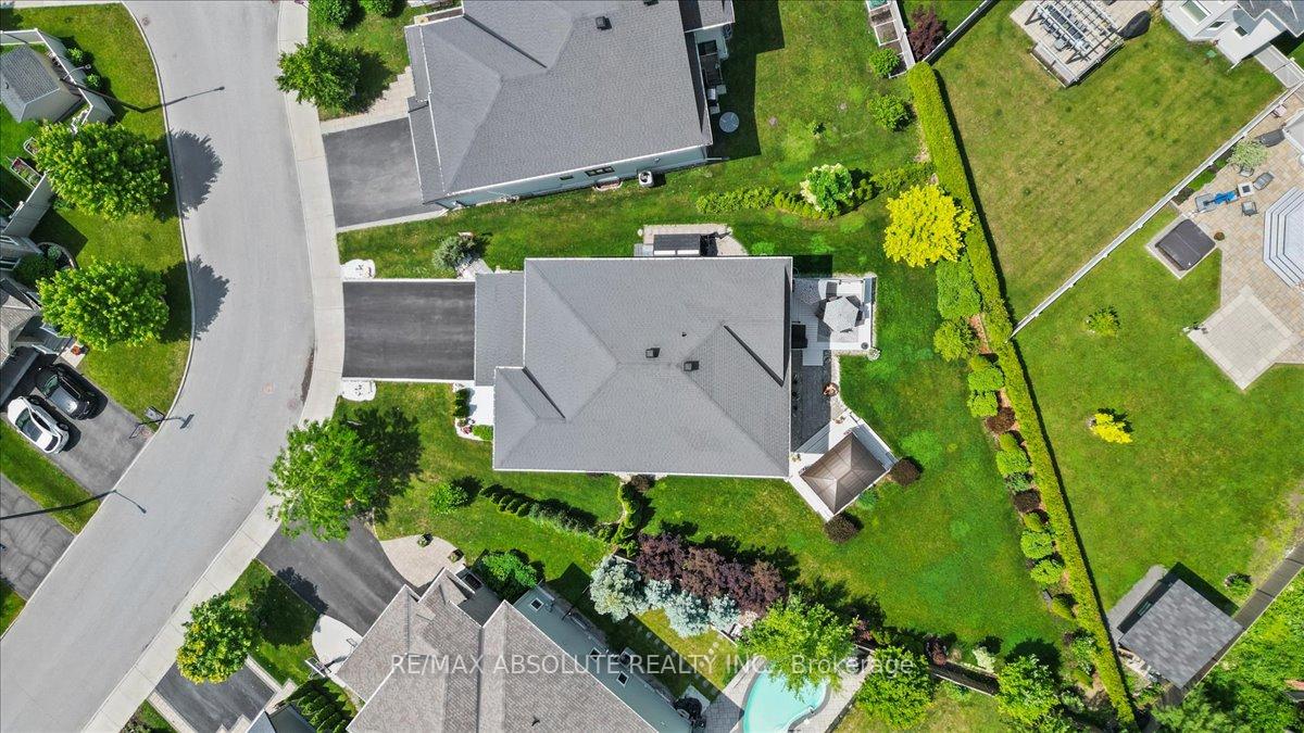 Photo 3 of 706 Bridleglen Crescent, Ottawa, Kanata - Emerald Meadows/Trailwest — HOMEH