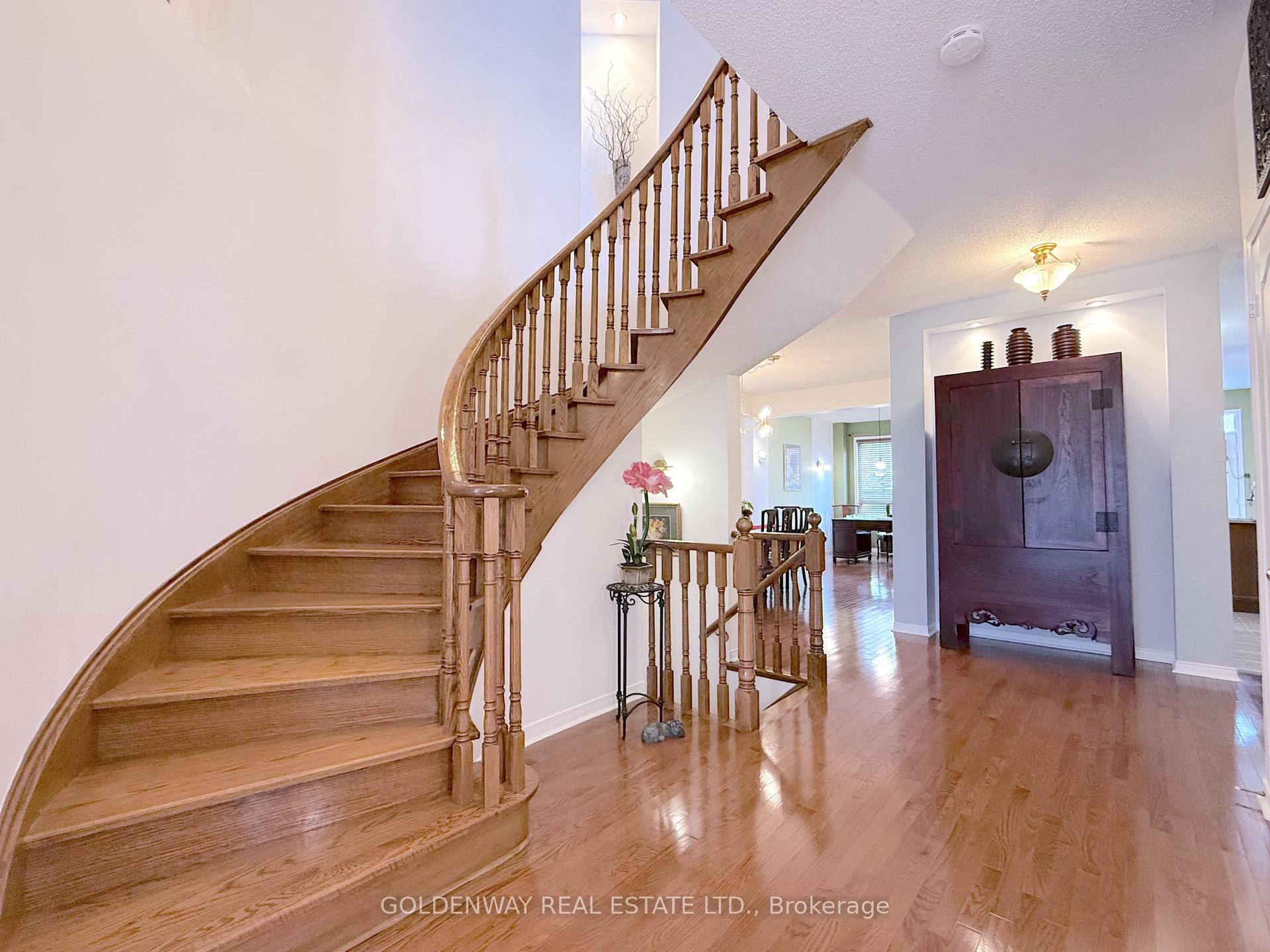 Photo 3 of 10 Bertram Earnshaw Drive, Markham, Berczy — HOMEH