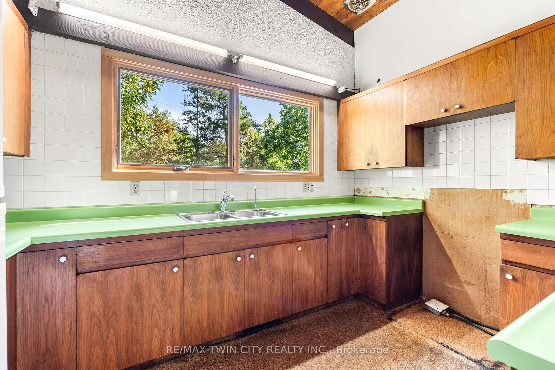 Photo 11 of 121 Grand Hill Drive, Kitchener — HOMEH