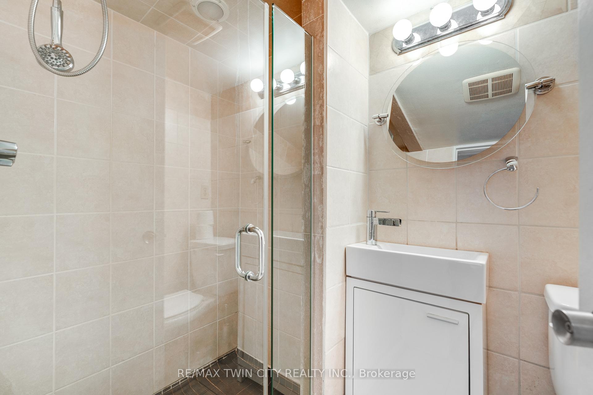 Photo 39 of 121 Grand Hill Drive, Kitchener — HOMEH