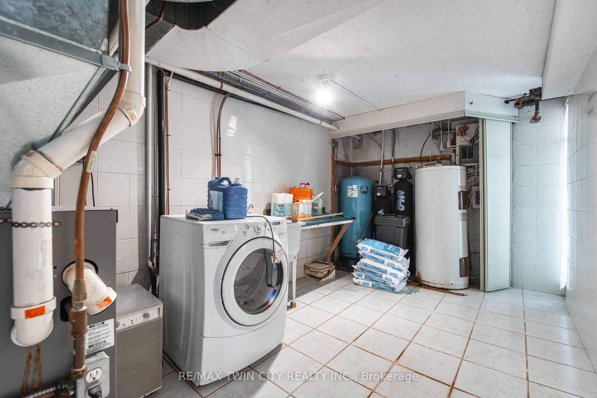 Photo 40 of 121 Grand Hill Drive, Kitchener — HOMEH
