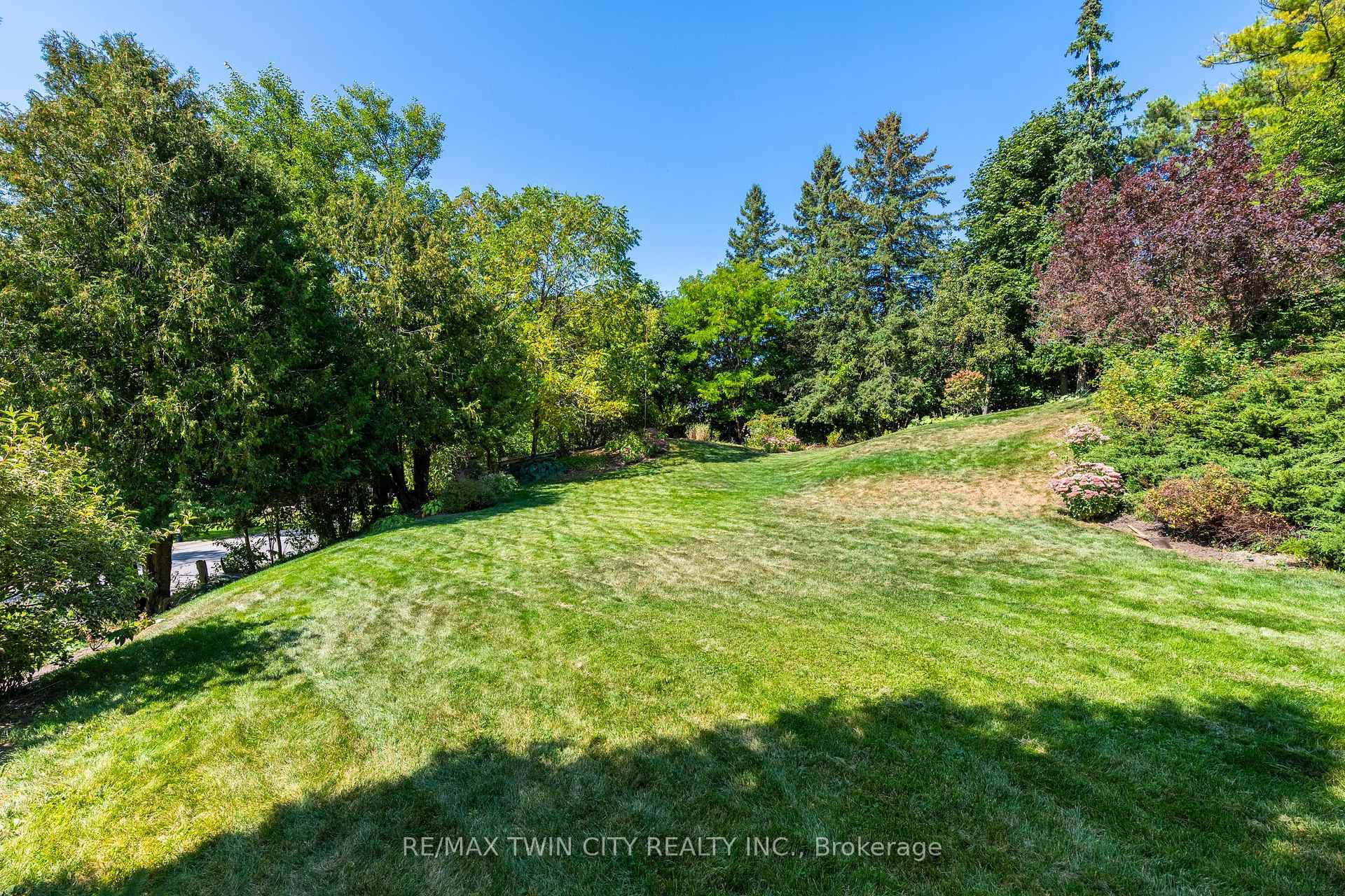 Photo 41 of 121 Grand Hill Drive, Kitchener — HOMEH