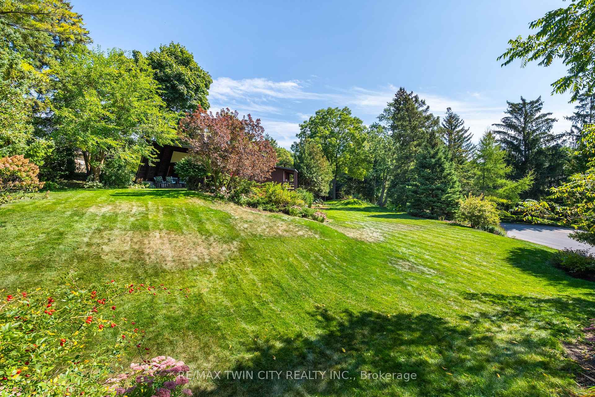 Photo 46 of 121 Grand Hill Drive, Kitchener — HOMEH