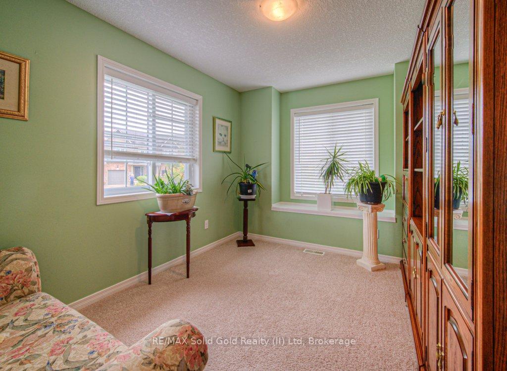 Photo 5 of 970 Zeller Crescent N, Kitchener — HOMEH