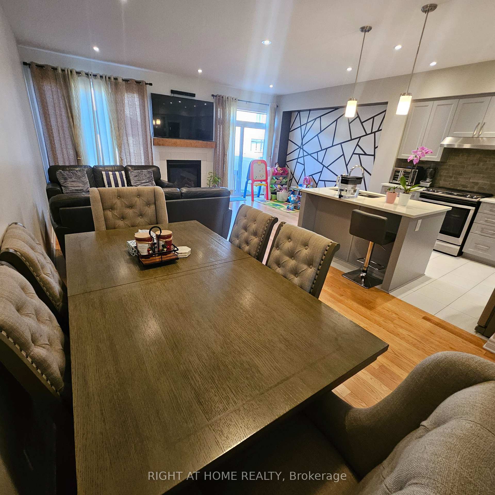 Photo 5 of 564 Triangle Street, Ottawa, Kanata - Emerald Meadows/Trailwest — HOMEH