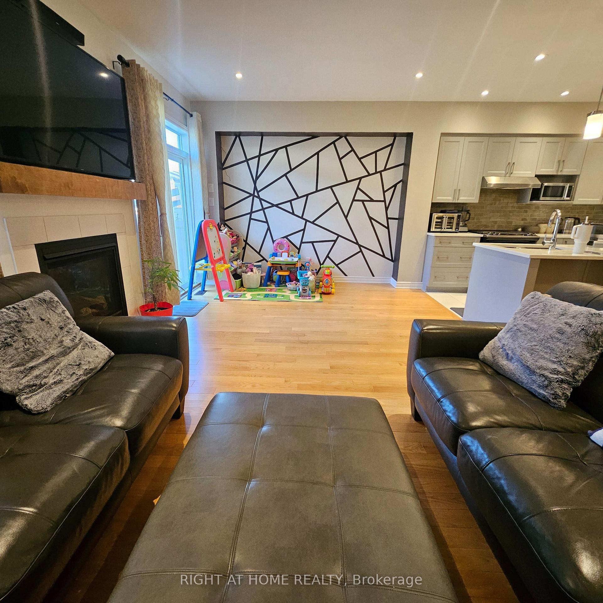 Photo 7 of 564 Triangle Street, Ottawa, Kanata - Emerald Meadows/Trailwest — HOMEH
