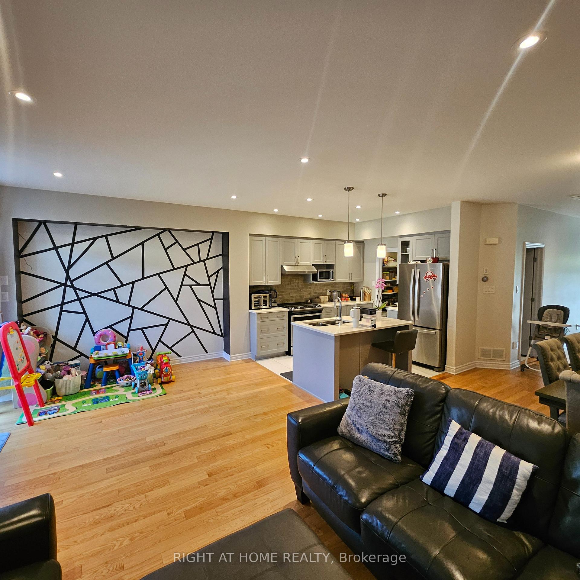 Photo 8 of 564 Triangle Street, Ottawa, Kanata - Emerald Meadows/Trailwest — HOMEH