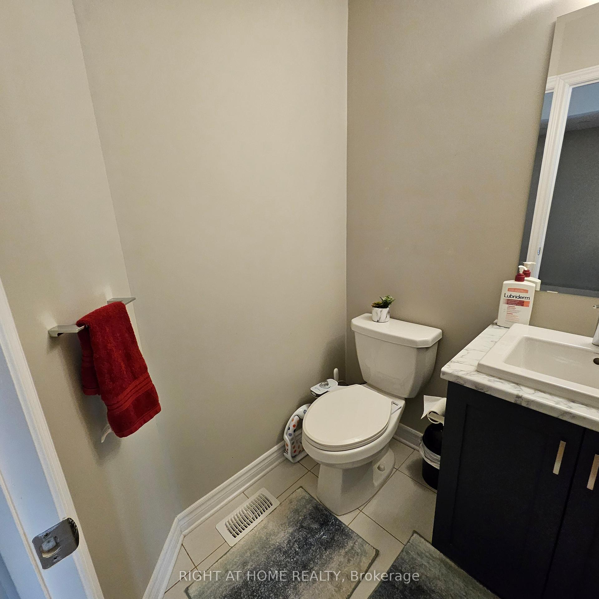 Photo 10 of 564 Triangle Street, Ottawa, Kanata - Emerald Meadows/Trailwest — HOMEH